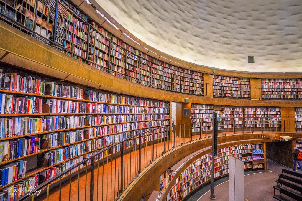 瑞典、瑞德哥爾摩景點推薦 | 瑞典最美的圖書館之一「斯德哥爾摩公共圖書館 Stockholms Stadsbibliotek」。像似羅馬競技場的閱讀場所 @偽日本人May．食遊玩樂