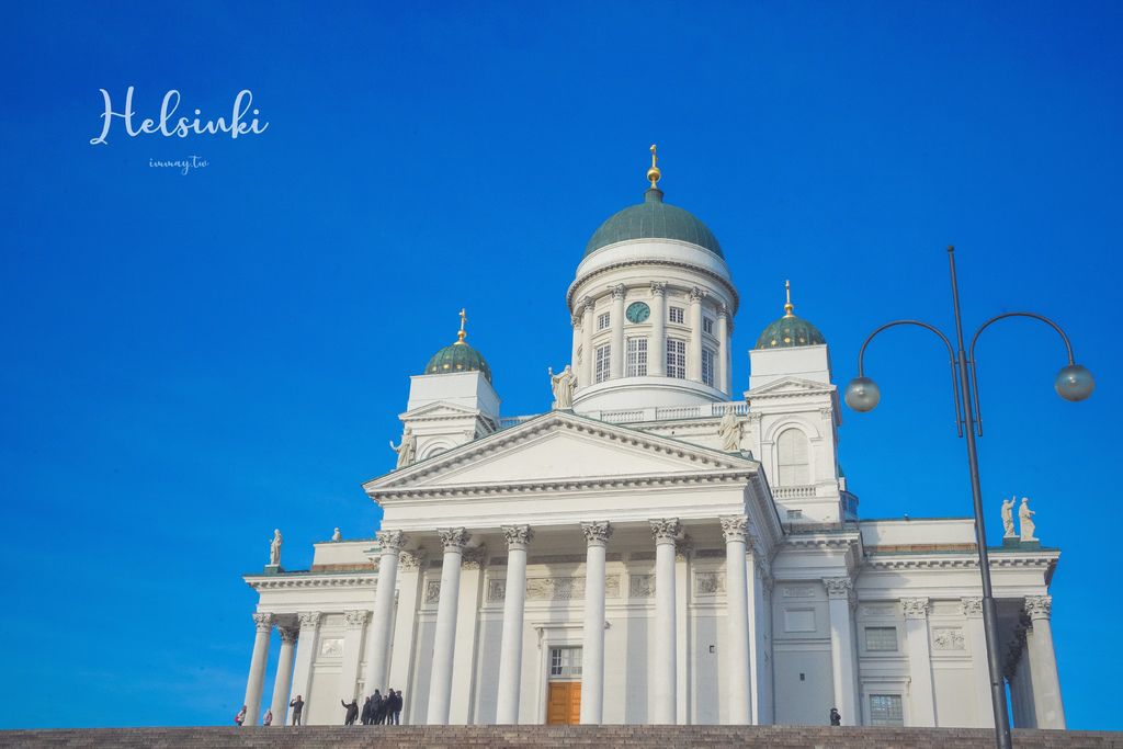 芬蘭、赫爾辛基 | 座落在參議院廣場旁的地標性建築物、純淨潔白的「赫爾辛基主教座堂 ( Helsinki Cathedral )」| 近集市廣場、赫爾辛基三大教堂 @偽日本人May．食遊玩樂