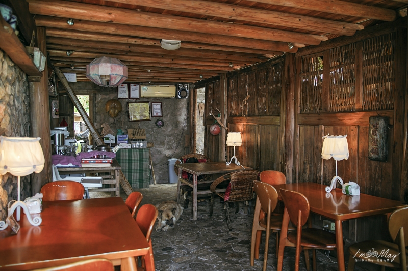 馬祖、南竿 | 坐擁絕美海灣景致的傳統石屋「夫人咖啡館」，慵懶店貓與多肉植物打造的舒心空間 | Plus 岩壁上的碉堡「86據點」 @偽日本人May．食遊玩樂