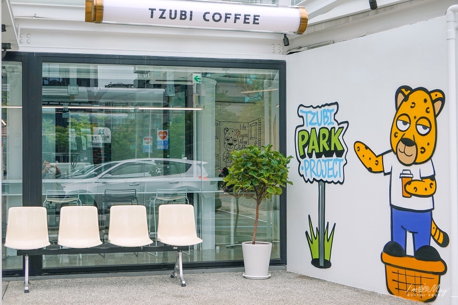 台北、內湖 | Tzubi Park Project 趣未商行-公園計劃。純白貨櫃屋裡的自然綠植與充沛採光，打造公園系咖啡館風格 @偽日本人May．食遊玩樂