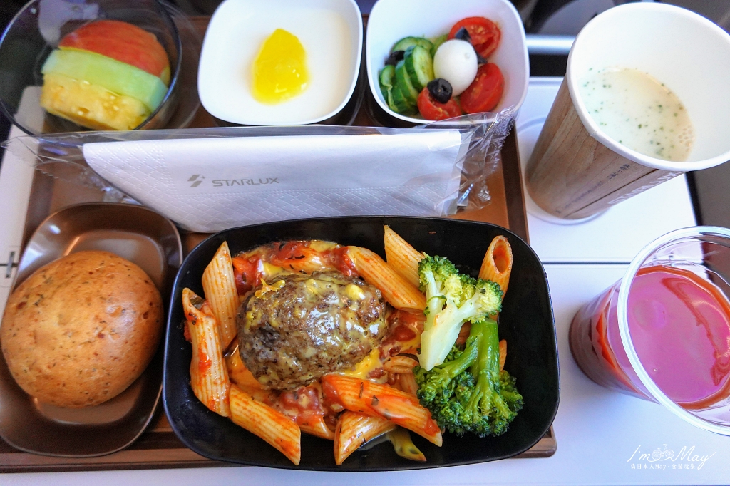 飛行記錄 | 星宇航空STARLUX Airlines 桃園-成田 (TPE-NRT)，全新A330-900neo客機機艙介紹、選位建議與餐點、成田空港出境分享 @偽日本人May．食遊玩樂