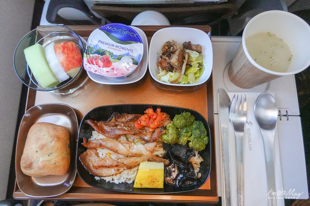 飛行記錄 | 星宇航空STARLUX Airlines 桃園-成田 (TPE-NRT)，全新A330-900neo客機機艙介紹、選位建議與餐點、成田空港出境分享 @偽日本人May．食遊玩樂