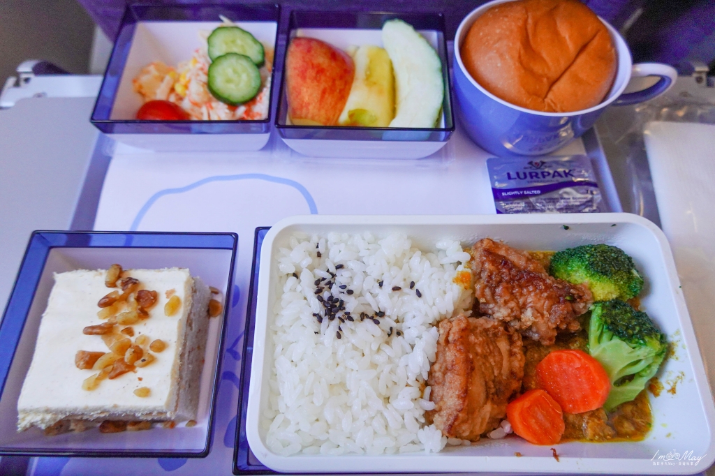 飛行記錄 | 中華航空 China Airline 桃園-福岡 (TPE-FUK)，A330-300客機機艙介紹、航班選擇建議與餐點、福岡空港出入境分享 @偽日本人May．食遊玩樂