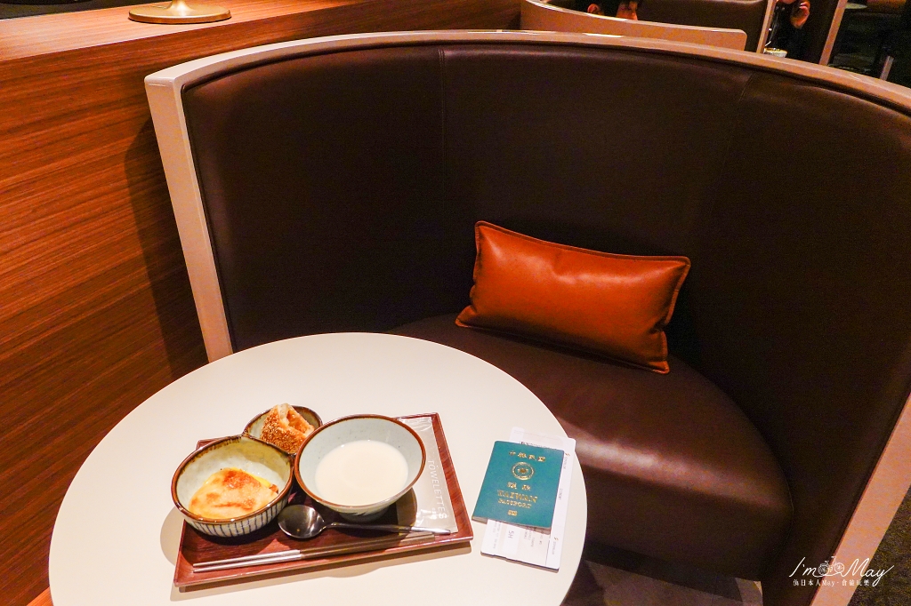 飛行記錄 | 星宇航空 (STARLUX Airlines) 星宇航空貴賓室 GALACTIC Lounge 開箱 | 傳說中免排隊的阜杭豆漿、日式拉麵、蜷尾家冰淇淋、品牌合作冷泡茶，還沒飛行就開始享受 @偽日本人May．食遊玩樂