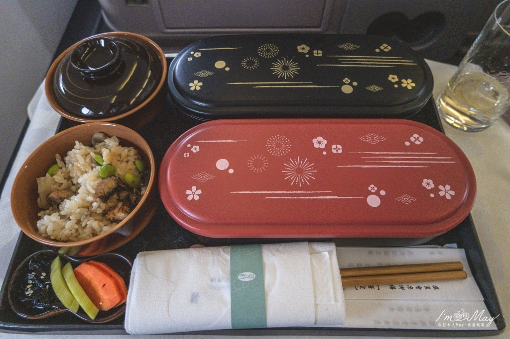 飛行記錄 | 中華航空 China Airline 松山-羽田 (TSA-HND)，A330-300客機機艙介紹、松山機場貴賓室、商務艙搭乘與餐點分享、羽田空港入境分享 @偽日本人May．食遊玩樂