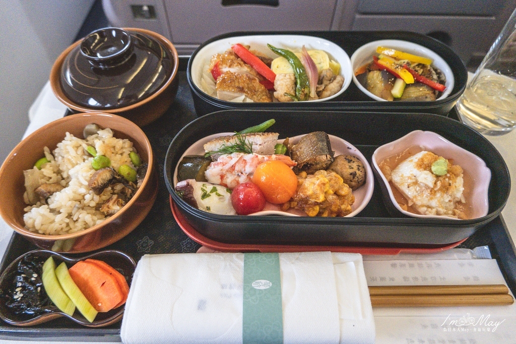 飛行記錄 | 中華航空 China Airline 松山-羽田 (TSA-HND)，A330-300客機機艙介紹、松山機場貴賓室、商務艙搭乘與餐點分享、羽田空港入境分享 @偽日本人May．食遊玩樂