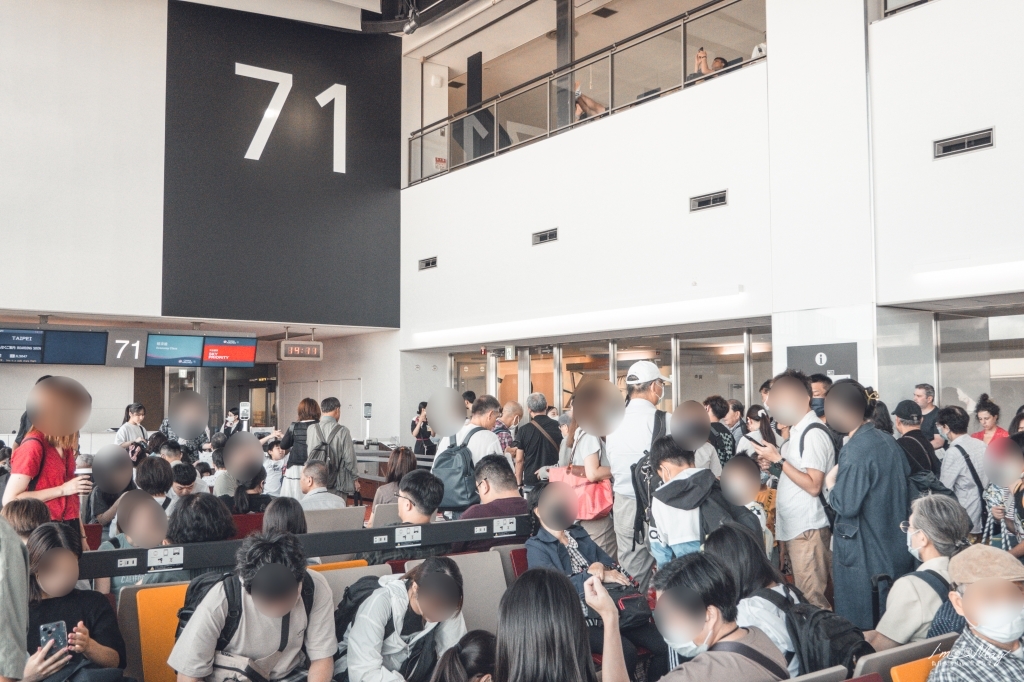 飛行記錄 | 中華航空 China Airline 成田-桃園 (NRT-TPE)，A350-900客機機艙介紹、成田空港貴賓室、商務艙搭乘與餐點分享、成田空港出境分享 @偽日本人May．食遊玩樂