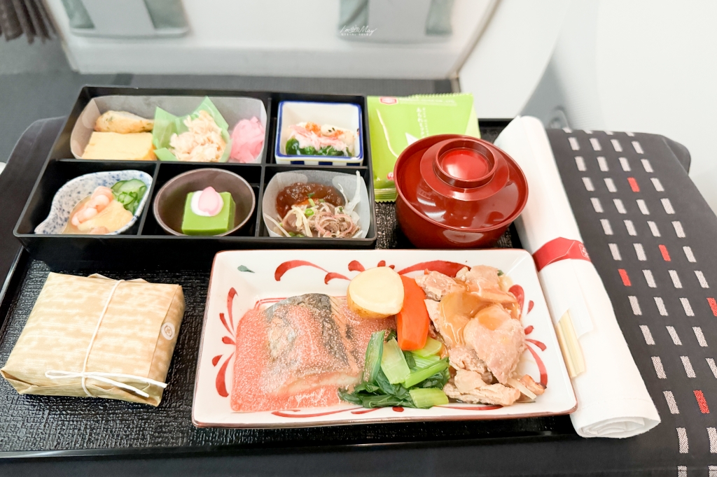 飛行記錄 | 日本航空 JAPAN AIRLINES 東京-台北 (NRT-TPE)，Boeing 787-8 客艙機艙介紹、東京成田空港JAL Sakura Lounge貴賓室、商務艙搭乘與餐點分享 @偽日本人May．食遊玩樂