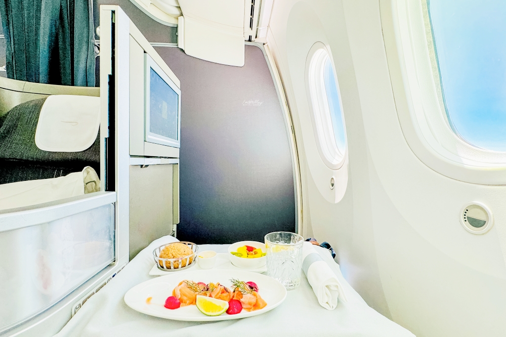 飛行記錄 | 英國航空 British Airways 上海-倫敦 (PVG-LHR)，Boeing 787-9 客機機艙介紹、上海東方航空貴賓室、商務艙搭乘與餐點分享 @偽日本人May．食遊玩樂