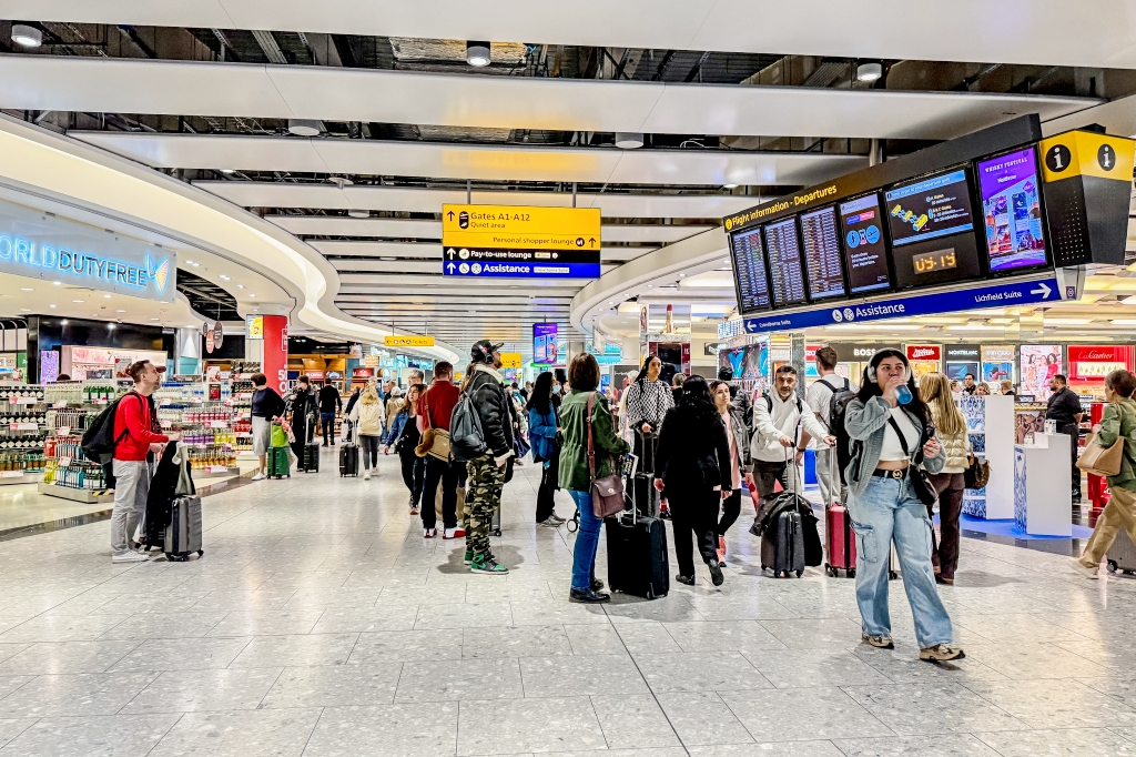 飛行記錄 | 英國航空 British Airways 倫敦-上海 (LHR-PVG)，Boeing 787-9 客艙機艙介紹、倫敦希斯洛機場T5購物&英國航空貴賓室、商務艙搭乘與餐點分享 @偽日本人May．食遊玩樂