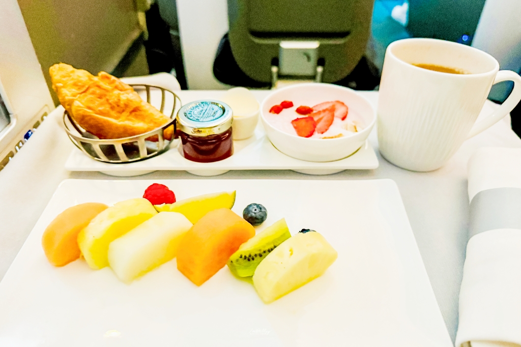 飛行記錄 | 英國航空 British Airways 倫敦-上海 (LHR-PVG)，Boeing 787-9 客艙機艙介紹、倫敦希斯洛機場T5購物&#038;英國航空貴賓室、商務艙搭乘與餐點分享 @偽日本人May．食遊玩樂