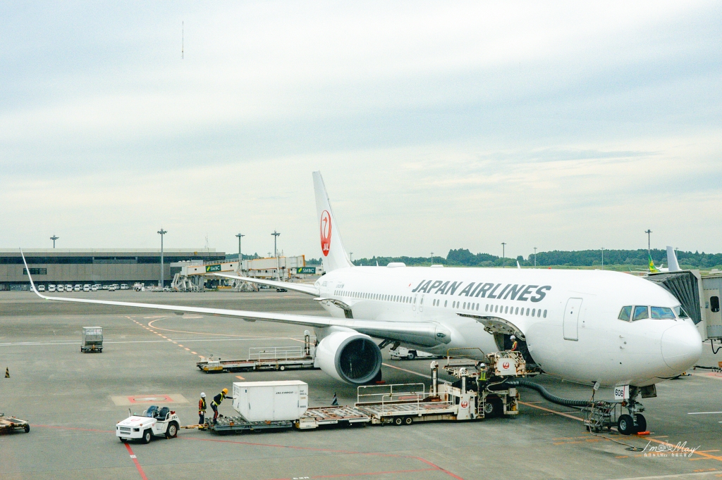 飛行記錄 | 日本航空 JAPAN AIRLINES 東京-台北 (NRT-TPE)，Boeing 767-300 客艙機艙介紹、東京成田空港JAL Sakura Lounge貴賓室、商務艙搭乘與餐點分享 @偽日本人May．食遊玩樂