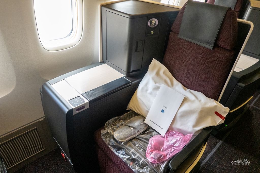 飛行記錄 | 日本航空 JAPAN AIRLINES 東京-台北 (NRT-TPE)，Boeing 767-300 客艙機艙介紹、東京成田空港JAL Sakura Lounge貴賓室、商務艙搭乘與餐點分享 @偽日本人May．食遊玩樂