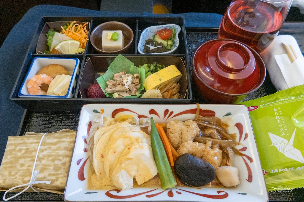 飛行記錄 | 日本航空 JAPAN AIRLINES 東京-台北 (NRT-TPE)，Boeing 767-300 客艙機艙介紹、東京成田空港JAL Sakura Lounge貴賓室、商務艙搭乘與餐點分享 @偽日本人May．食遊玩樂