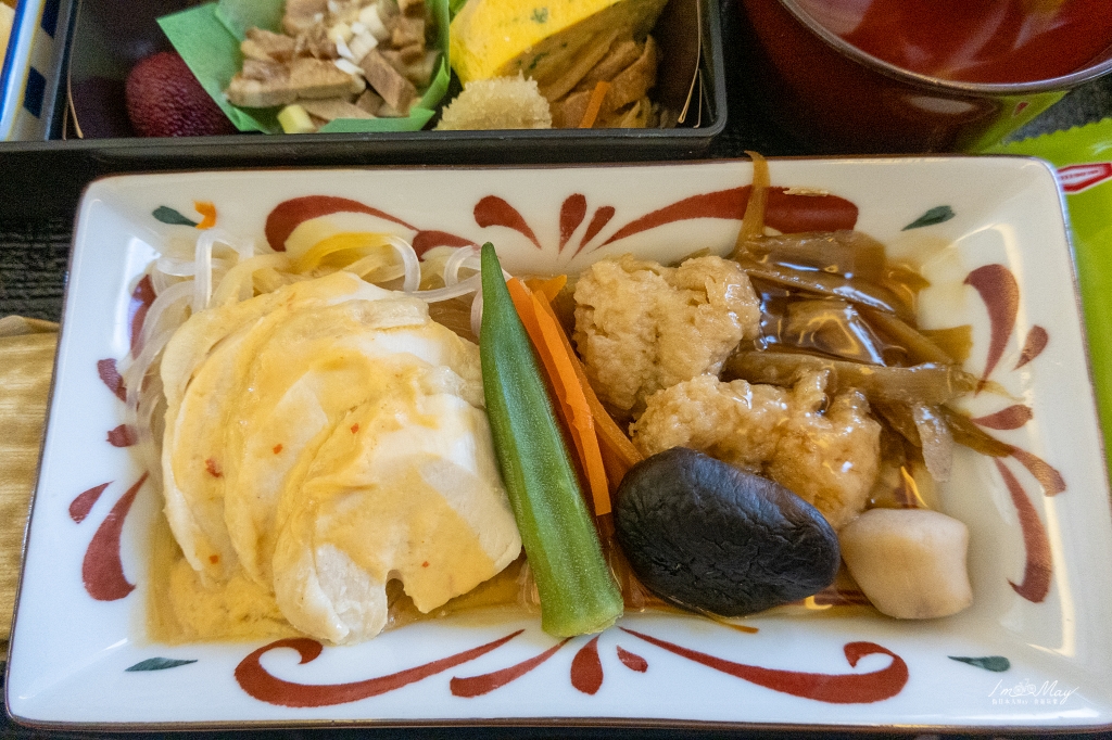 飛行記錄 | 日本航空 JAPAN AIRLINES 東京-台北 (NRT-TPE)，Boeing 767-300 客艙機艙介紹、東京成田空港JAL Sakura Lounge貴賓室、商務艙搭乘與餐點分享 @偽日本人May．食遊玩樂