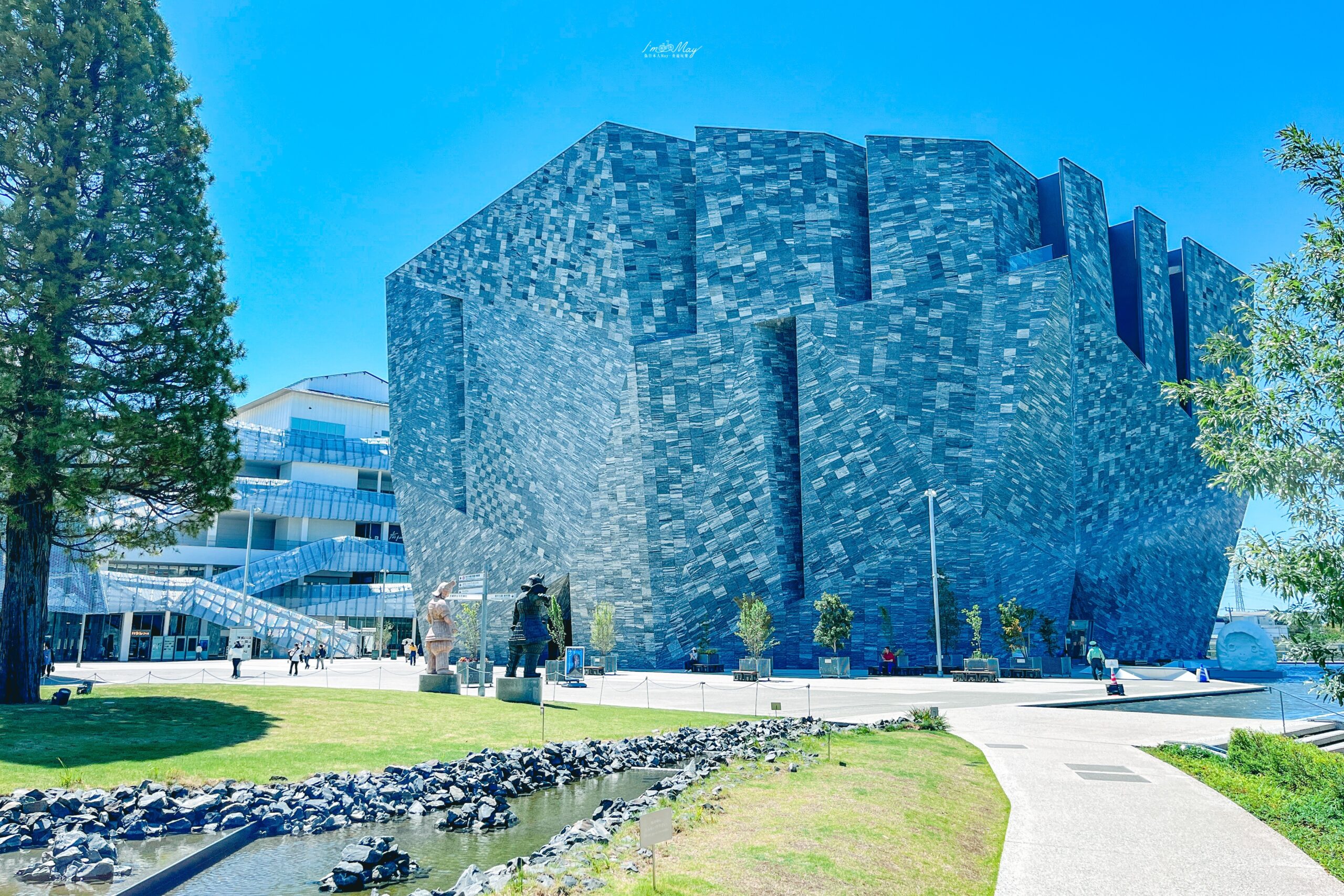 朝聖 ! 隈研吾建築設計監修「角川武藏野博物館」，巨大花崗岩打造的天空之城 | 有如哈利波特場景「書架劇場」、讓你準時交稿的「武蔵野坐令和神社」，在地人也喜愛「角川食堂」 @偽日本人May．食遊玩樂