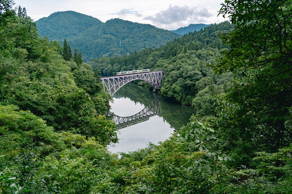 【只見線攝影攻略】夏季奧會津川霧拍攝指南｜久違的只見線搭乘體驗、霧幻峽祕境構圖、鐵橋晨霧列車拍攝全紀錄 @偽日本人May．食遊玩樂