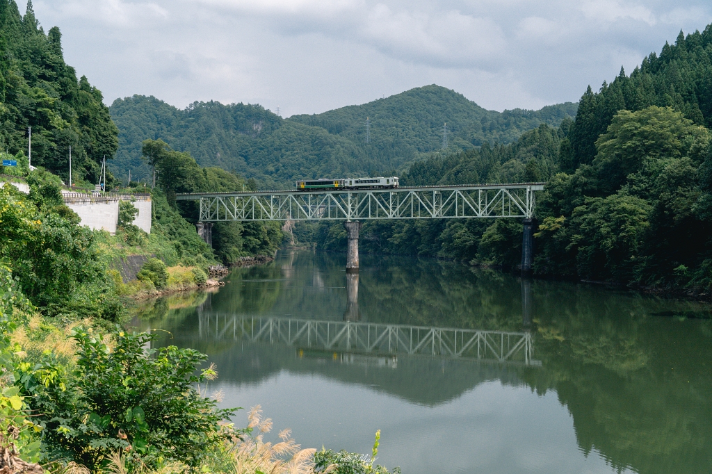 【只見線攝影攻略】夏季奧會津川霧拍攝指南｜久違的只見線搭乘體驗、霧幻峽祕境構圖、鐵橋晨霧列車拍攝全紀錄 @偽日本人May．食遊玩樂