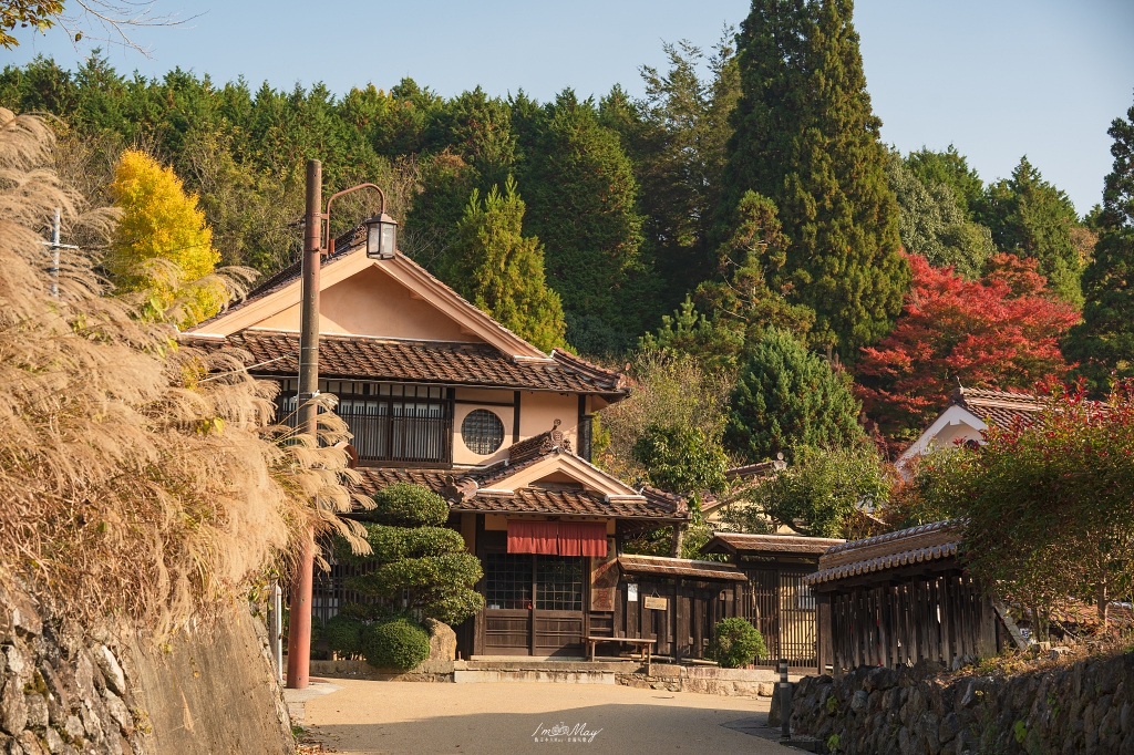 岡山攝影記錄 | 吹屋景點散策 : 一場紅色晨光裡的攝影散策，紅磚街道、百年小學與山中神社的光影旅程 @偽日本人May．食遊玩樂