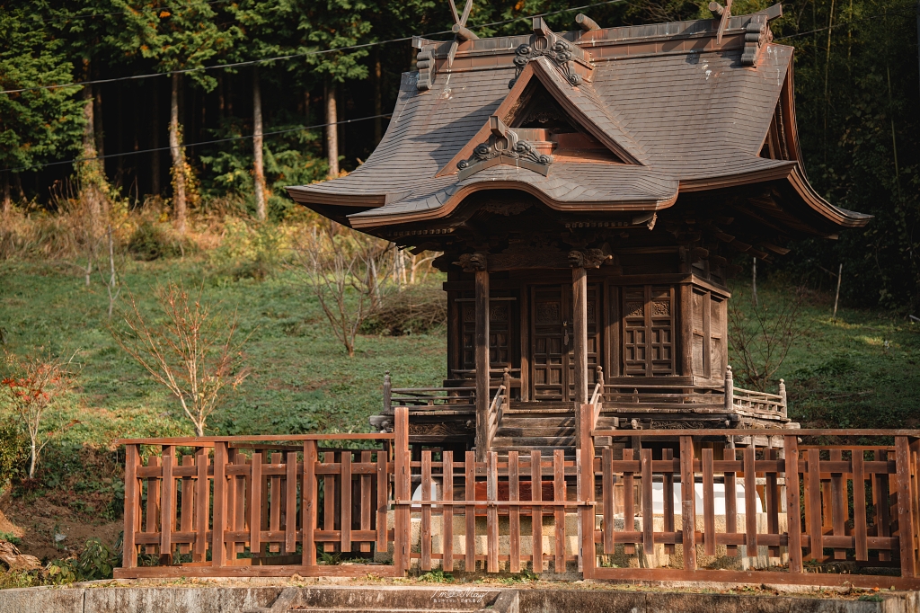 岡山攝影記錄 | 吹屋景點散策 : 一場紅色晨光裡的攝影散策，紅磚街道、百年小學與山中神社的光影旅程 @偽日本人May．食遊玩樂