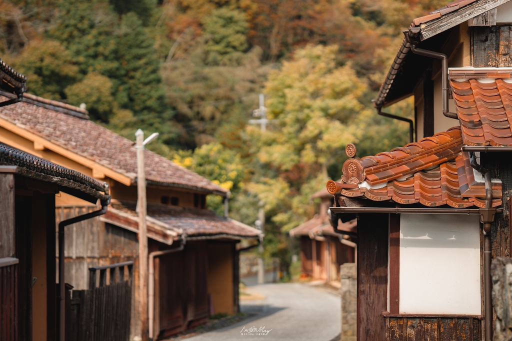 岡山攝影記錄 | 吹屋景點散策 : 一場紅色晨光裡的攝影散策，紅磚街道、百年小學與山中神社的光影旅程 @偽日本人May．食遊玩樂