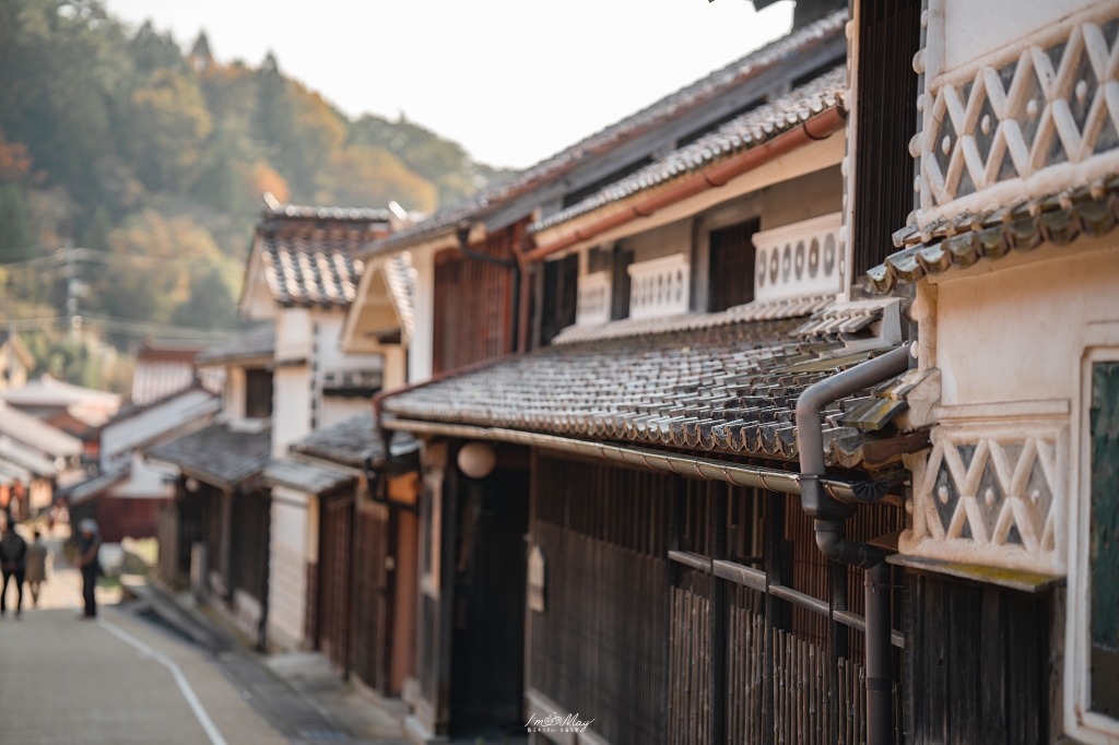 岡山攝影記錄 | 吹屋景點散策 : 一場紅色晨光裡的攝影散策，紅磚街道、百年小學與山中神社的光影旅程 @偽日本人May．食遊玩樂