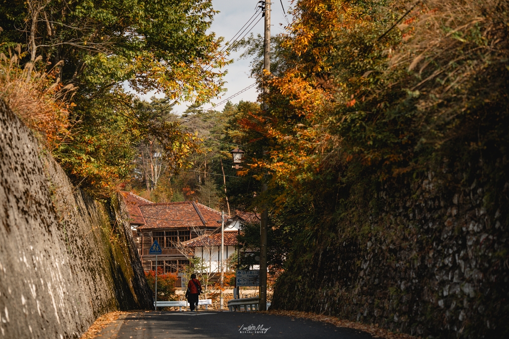 岡山攝影記錄 | 吹屋景點散策 : 一場紅色晨光裡的攝影散策，紅磚街道、百年小學與山中神社的光影旅程 @偽日本人May．食遊玩樂