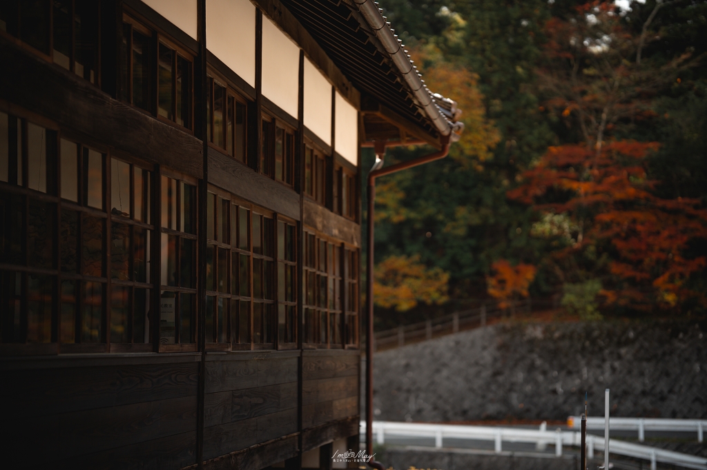 岡山攝影記錄 | 吹屋景點散策 : 一場紅色晨光裡的攝影散策，紅磚街道、百年小學與山中神社的光影旅程 @偽日本人May．食遊玩樂