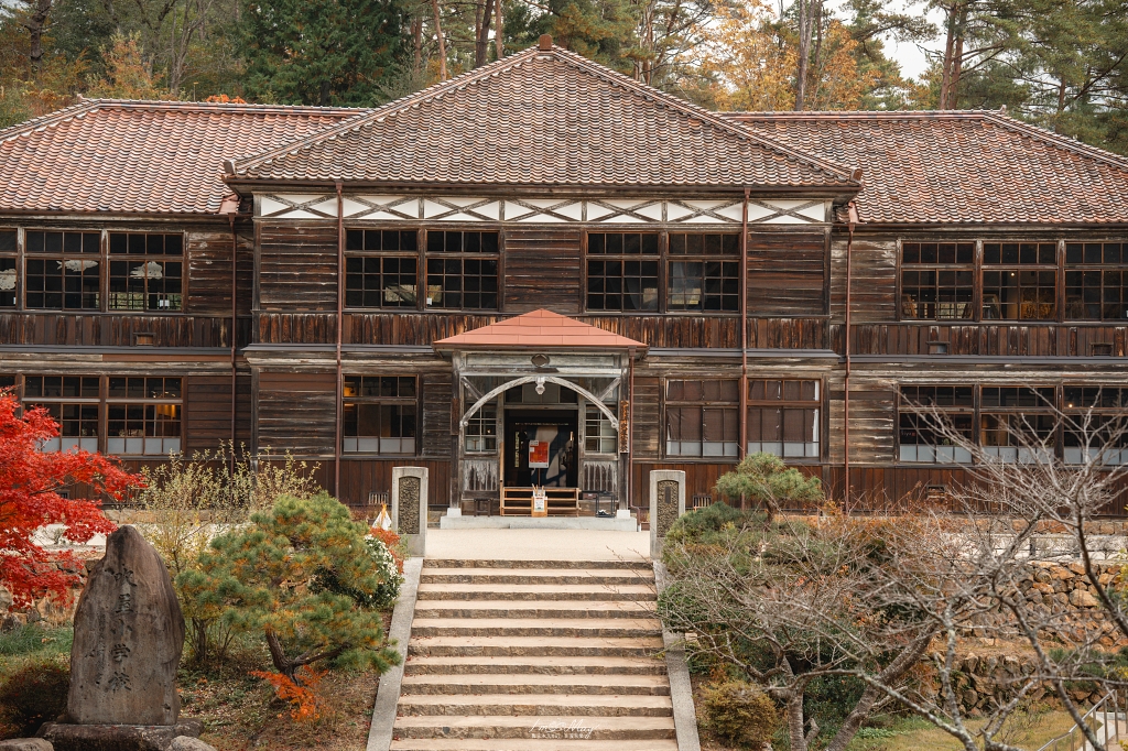 岡山攝影記錄 | 吹屋景點散策 : 一場紅色晨光裡的攝影散策，紅磚街道、百年小學與山中神社的光影旅程 @偽日本人May．食遊玩樂