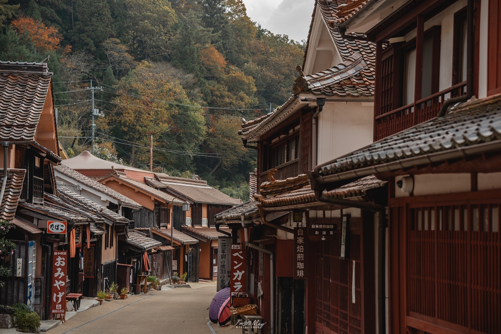 岡山攝影記錄 | 吹屋景點散策 : 一場紅色晨光裡的攝影散策，紅磚街道、百年小學與山中神社的光影旅程 @偽日本人May．食遊玩樂