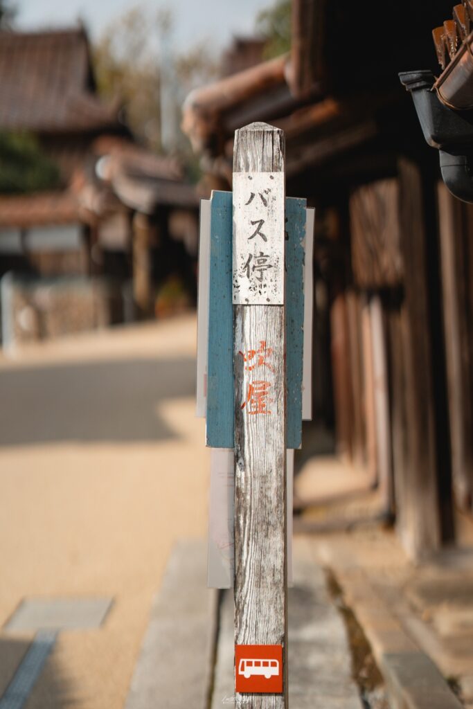 岡山攝影記錄 | 吹屋景點散策 : 一場紅色晨光裡的攝影散策，紅磚街道、百年小學與山中神社的光影旅程 @偽日本人May．食遊玩樂
