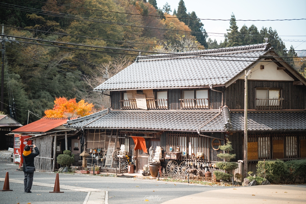 岡山攝影記錄 | 吹屋景點散策 : 一場紅色晨光裡的攝影散策，紅磚街道、百年小學與山中神社的光影旅程 @偽日本人May．食遊玩樂