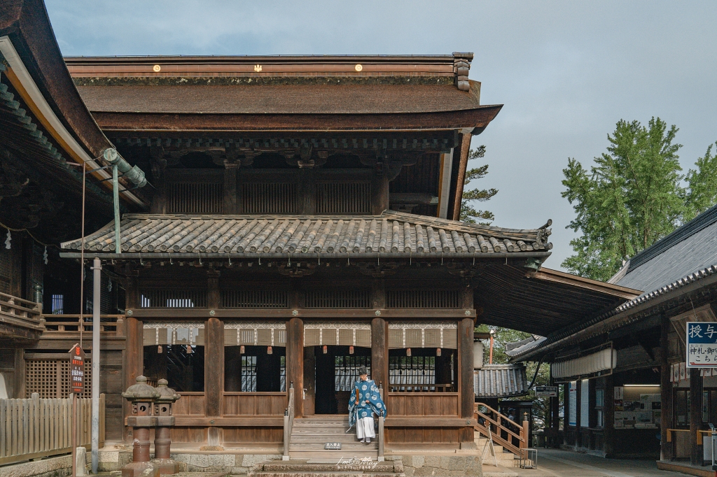 岡山攝影記錄｜吉備津神社秋日銀杏散策：金黃落葉、靜謐迴廊與一場溫柔的人情邂逅 @偽日本人May．食遊玩樂