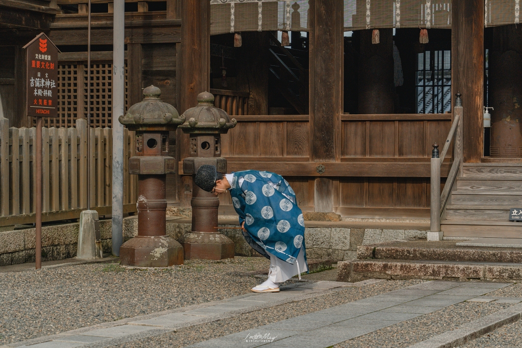 岡山攝影記錄｜吉備津神社秋日銀杏散策：金黃落葉、靜謐迴廊與一場溫柔的人情邂逅 @偽日本人May．食遊玩樂