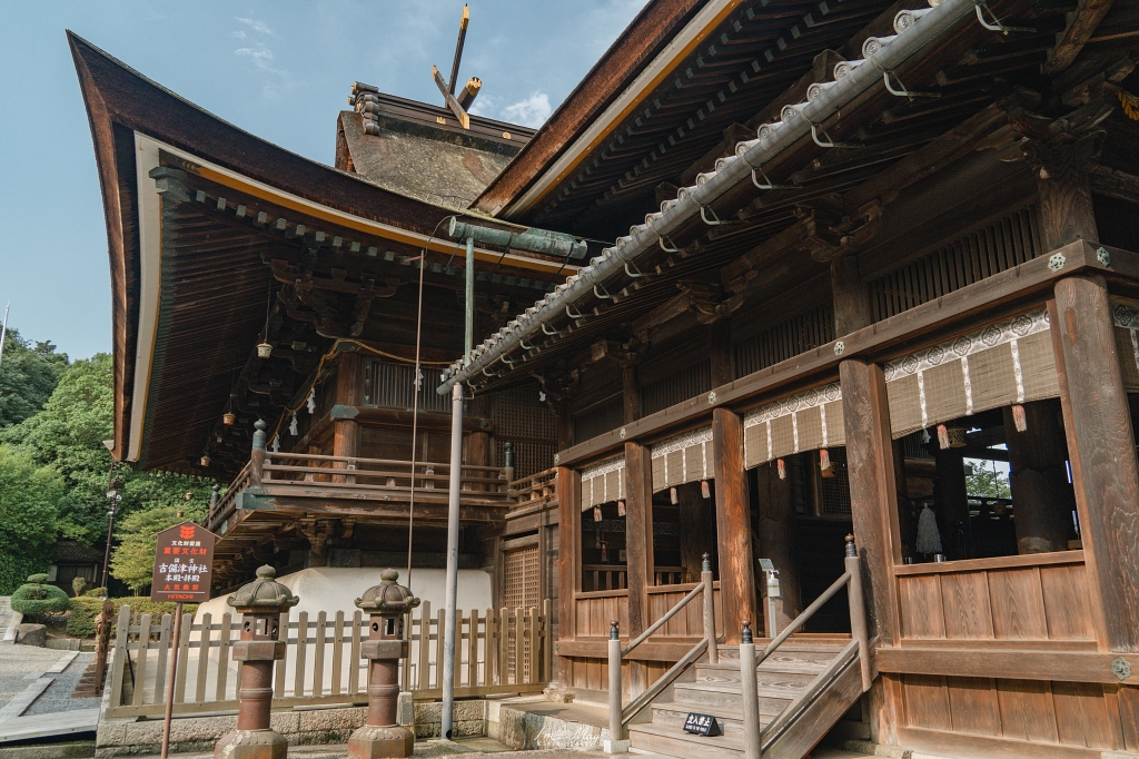 岡山攝影記錄｜吉備津神社秋日銀杏散策：金黃落葉、靜謐迴廊與一場溫柔的人情邂逅 @偽日本人May．食遊玩樂