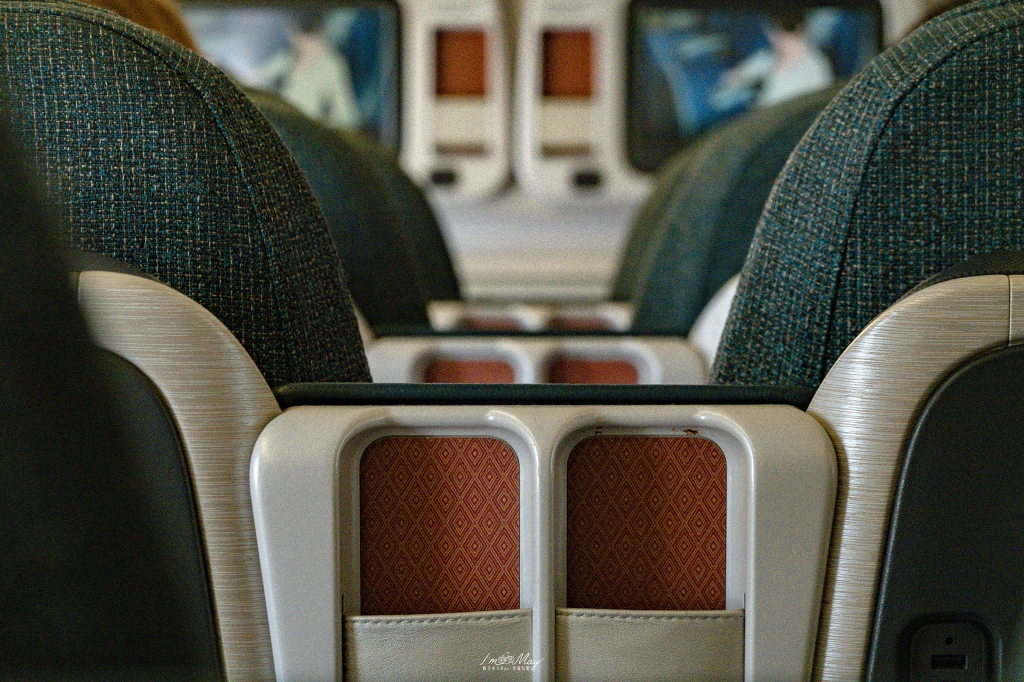 飛行記錄 | 國泰航空Cathay Pacific 台北-東京 (TPE-NRT)，Boeing 777-300 客艙機艙介紹、桃園機場國泰貴賓室、商務艙搭乘與餐點分享 @偽日本人May．食遊玩樂