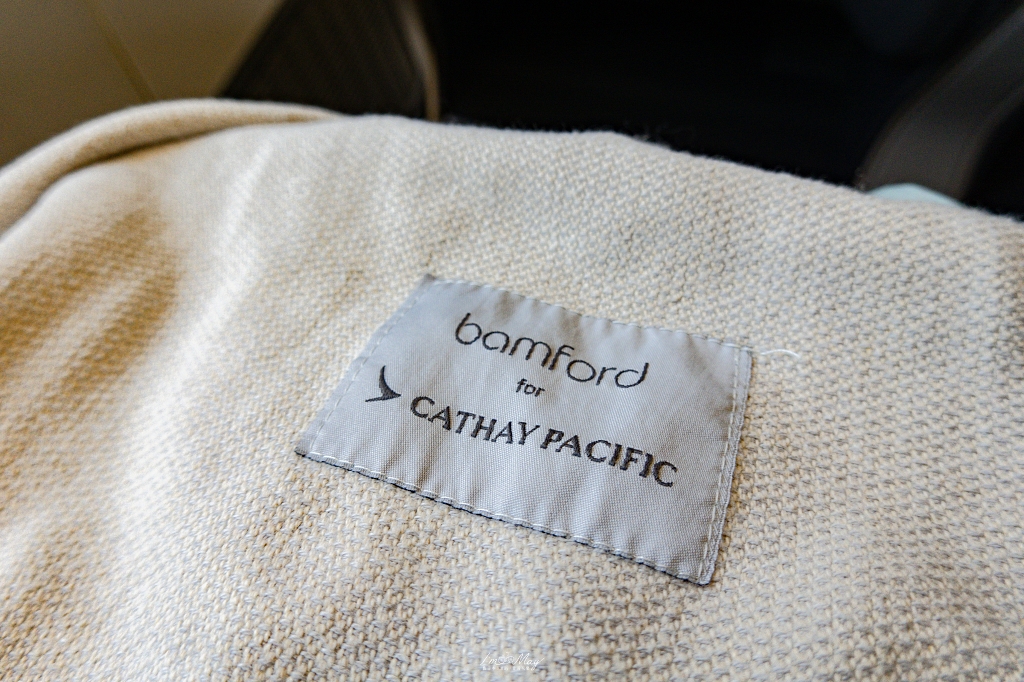 飛行記錄 | 國泰航空Cathay Pacific 台北-東京 (TPE-NRT)，Boeing 777-300 客艙機艙介紹、桃園機場國泰貴賓室、商務艙搭乘與餐點分享 @偽日本人May．食遊玩樂