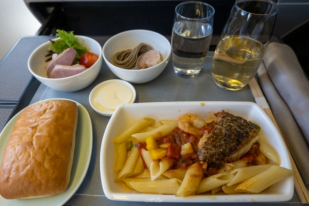 飛行記錄 | 國泰航空Cathay Pacific 台北-東京 (TPE-NRT)，Boeing 777-300 客艙機艙介紹、桃園機場國泰貴賓室、商務艙搭乘與餐點分享 @偽日本人May．食遊玩樂