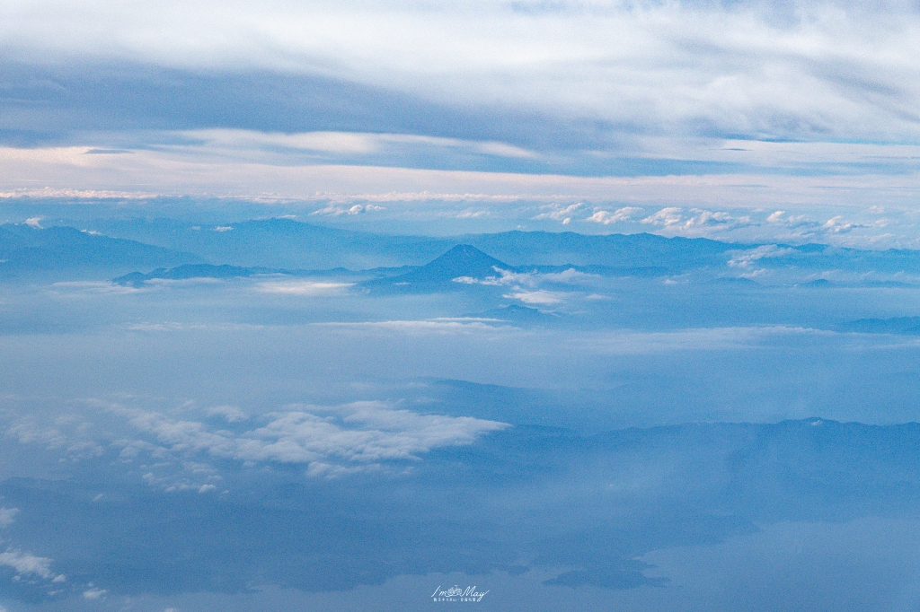 飛行記錄 | 國泰航空Cathay Pacific 台北-東京 (TPE-NRT)，Boeing 777-300 客艙機艙介紹、桃園機場國泰貴賓室、商務艙搭乘與餐點分享 @偽日本人May．食遊玩樂