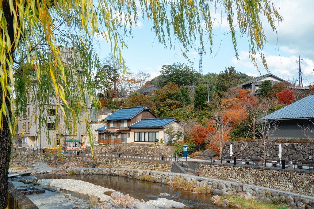 紅葉相伴的長門湯本溫泉午餐｜「瓦そば柳屋」用一片瓦承載整個山口的秋日香氣與風景 @偽日本人May．食遊玩樂