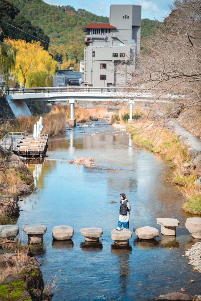 紅葉相伴的長門湯本溫泉午餐｜「瓦そば柳屋」用一片瓦承載整個山口的秋日香氣與風景 @偽日本人May．食遊玩樂