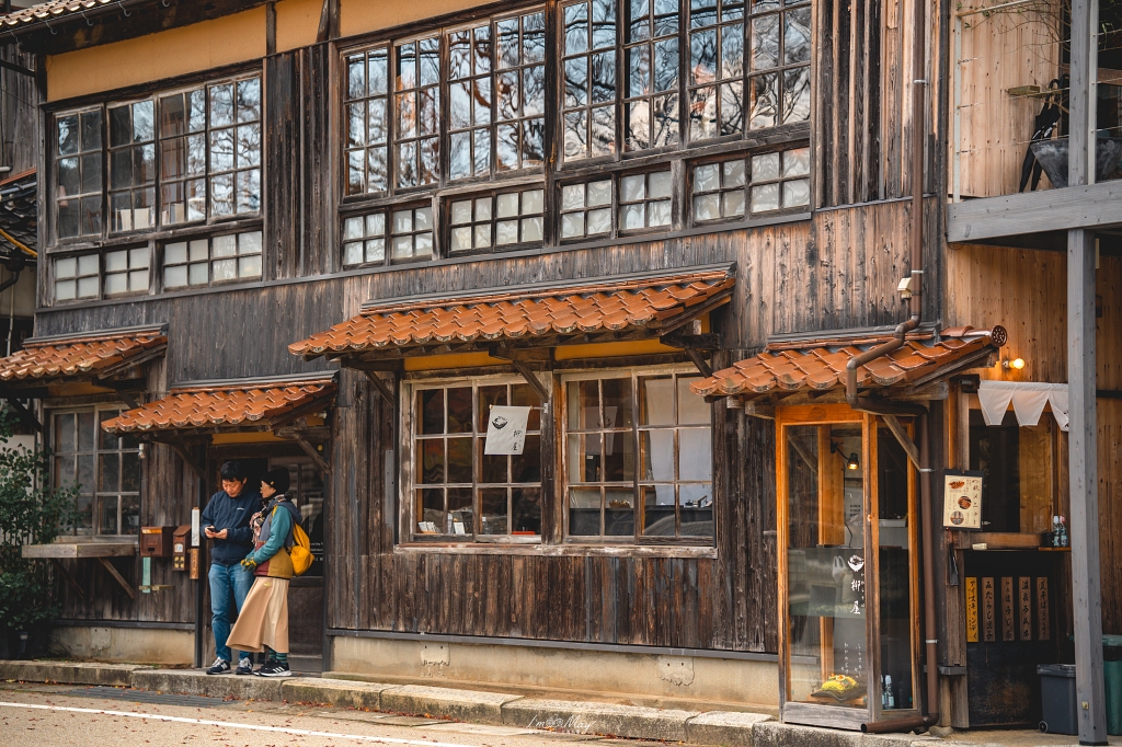 紅葉相伴的長門湯本溫泉午餐｜「瓦そば柳屋」用一片瓦承載整個山口的秋日香氣與風景 @偽日本人May．食遊玩樂