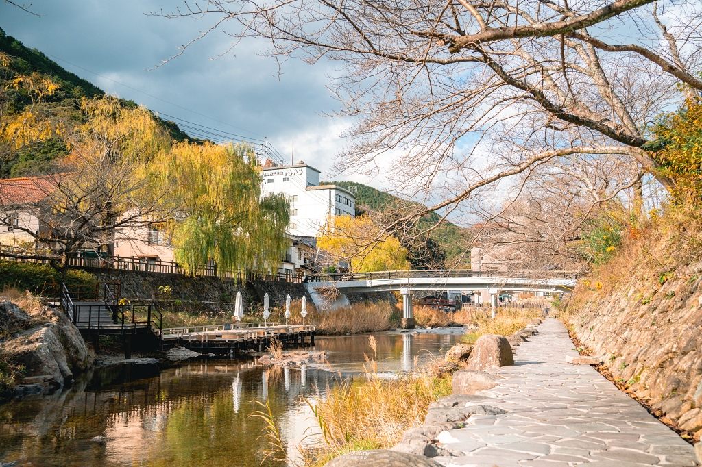 紅葉相伴的長門湯本溫泉午餐｜「瓦そば柳屋」用一片瓦承載整個山口的秋日香氣與風景 @偽日本人May．食遊玩樂