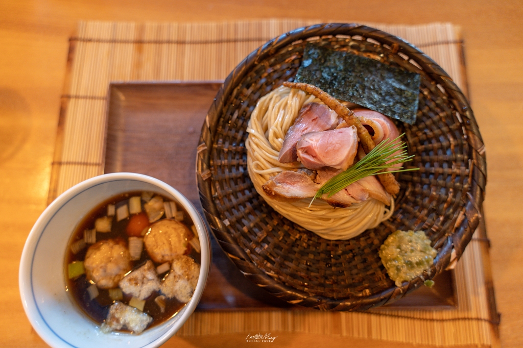 【松本美食】鴨麵まつ乃｜隱身女鳥羽川畔的鴨沾麵專門店，一碗拉麵與蕎麥之間的美味平衡 @偽日本人May．食遊玩樂
