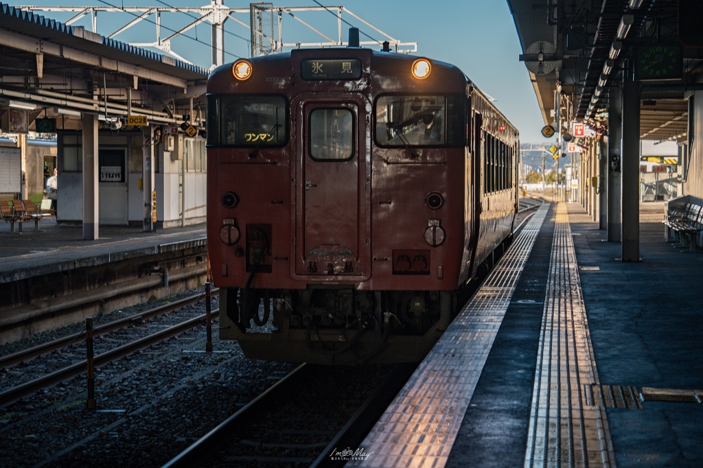 富山攝影記錄｜氷見線越中國分站 × 男岩海景電車拍攝景點推薦，一次收錄北陸鐵道絕景 @偽日本人May．食遊玩樂