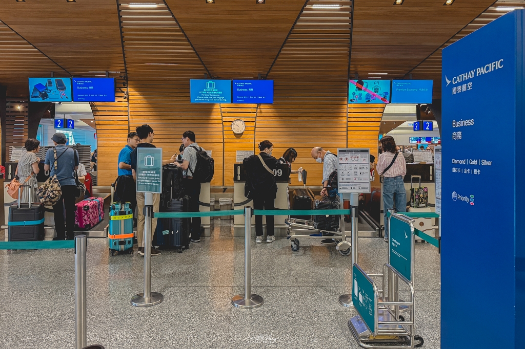 飛行記錄 | 國泰航空Cathay Pacific 台北-東京 (TPE-NRT)，Boeing 777-300 客艙機艙介紹、桃園機場國泰貴賓室、商務艙搭乘與餐點分享 @偽日本人May．食遊玩樂