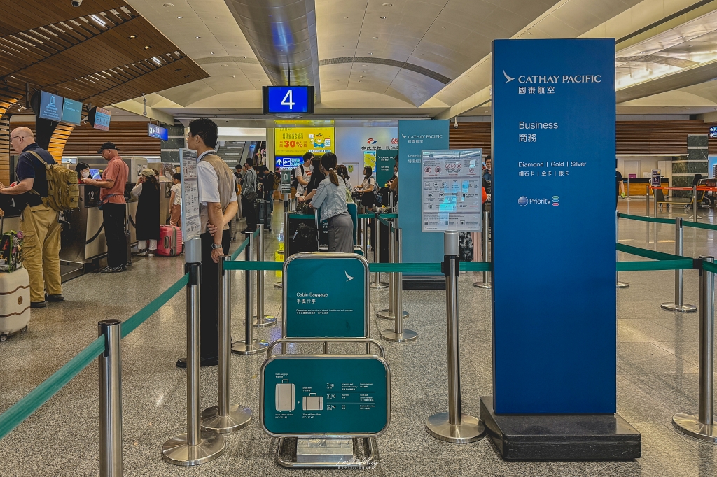 飛行記錄 | 國泰航空Cathay Pacific 台北-東京 (TPE-NRT)，Boeing 777-300 客艙機艙介紹、桃園機場國泰貴賓室、商務艙搭乘與餐點分享 @偽日本人May．食遊玩樂