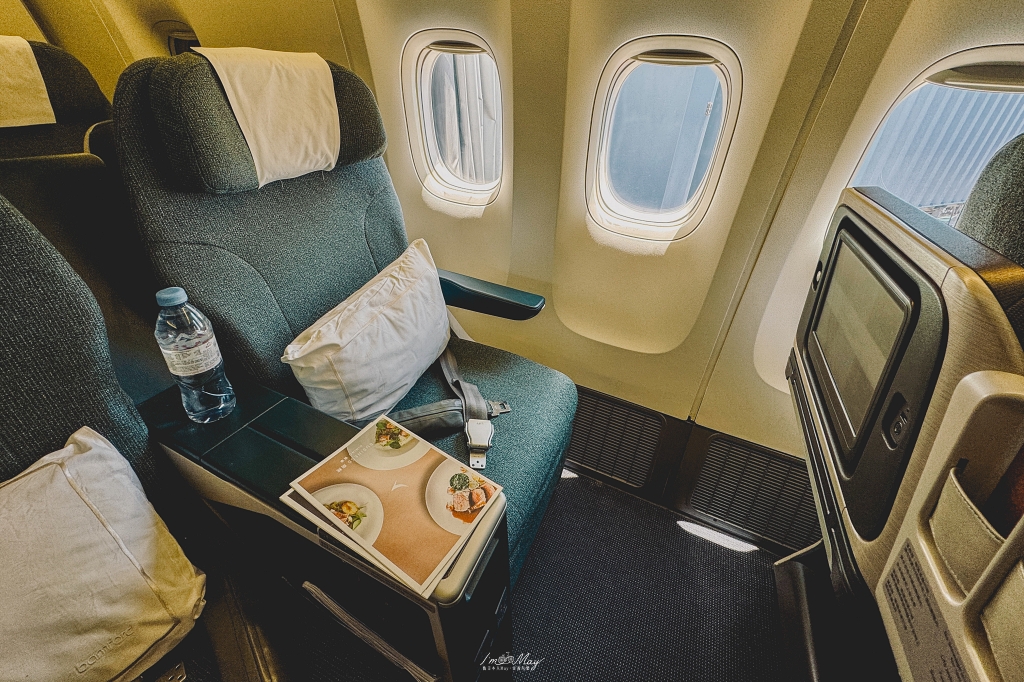 飛行記錄 | 國泰航空Cathay Pacific 台北-東京 (TPE-NRT)，Boeing 777-300 客艙機艙介紹、桃園機場國泰貴賓室、商務艙搭乘與餐點分享 @偽日本人May．食遊玩樂