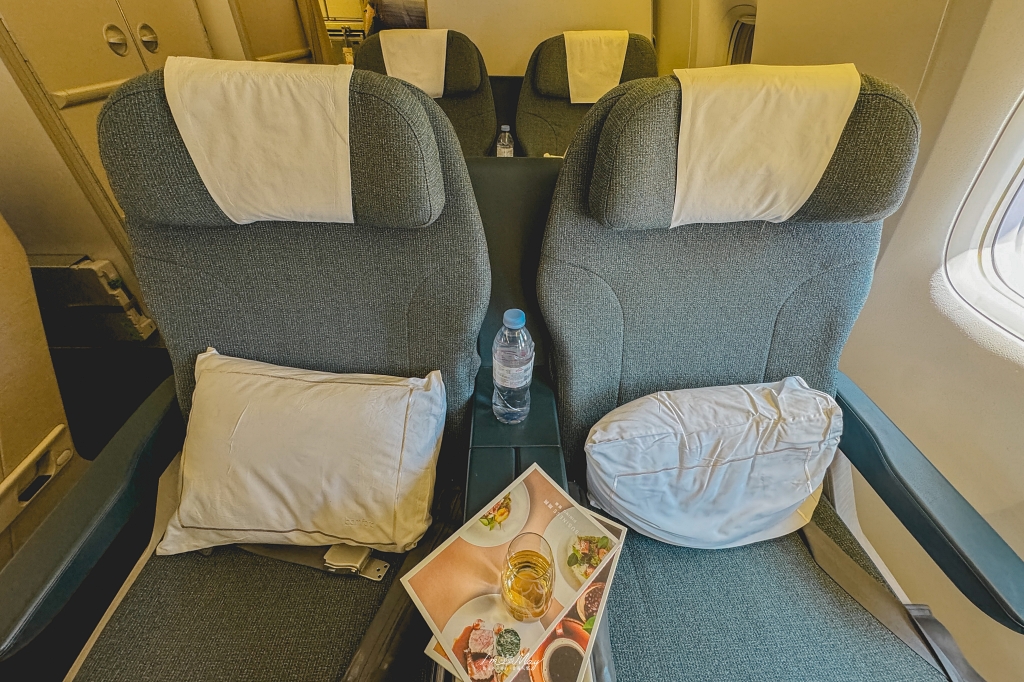 飛行記錄 | 國泰航空Cathay Pacific 台北-東京 (TPE-NRT)，Boeing 777-300 客艙機艙介紹、桃園機場國泰貴賓室、商務艙搭乘與餐點分享 @偽日本人May．食遊玩樂