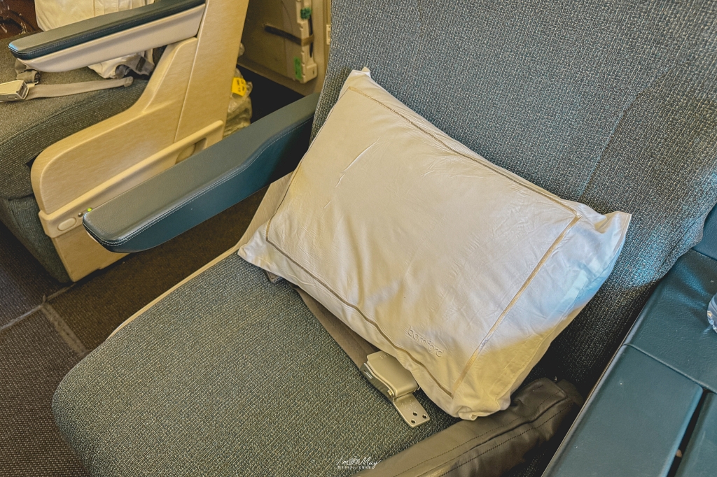 飛行記錄 | 國泰航空Cathay Pacific 台北-東京 (TPE-NRT)，Boeing 777-300 客艙機艙介紹、桃園機場國泰貴賓室、商務艙搭乘與餐點分享 @偽日本人May．食遊玩樂
